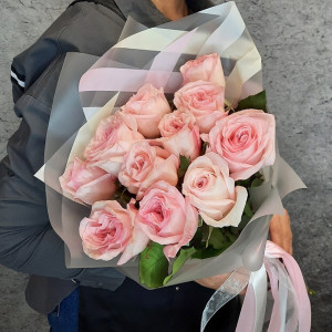 Букет 11 пионовидных одноголовых роз с оформлением