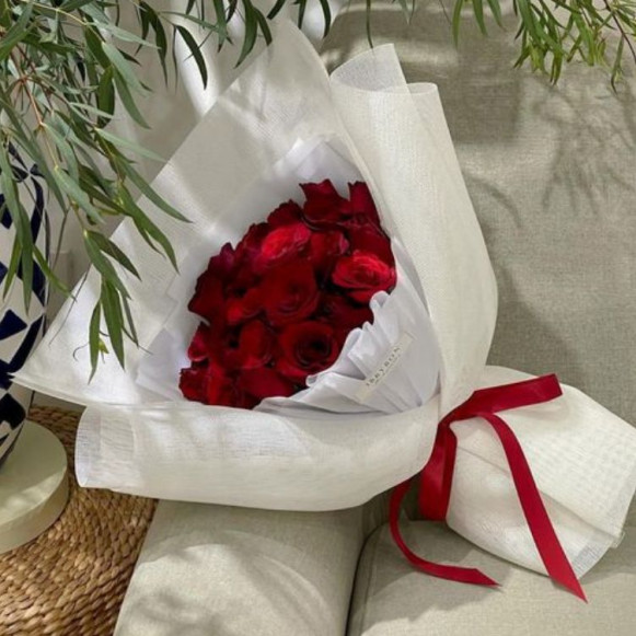 Букет 11 красных роз в двойной белой упаковке в Москве