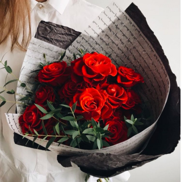 Букет 11 красных роз с зеленью в черной упаковке в Москве