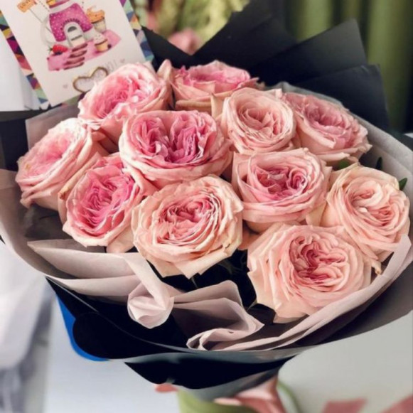 Букет 7 веток кустовых пионовидных роз с упаковкой в Москве