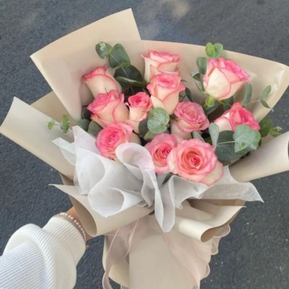 Букет 11 розовых роз с эвкалиптом и упаковкой в Москве