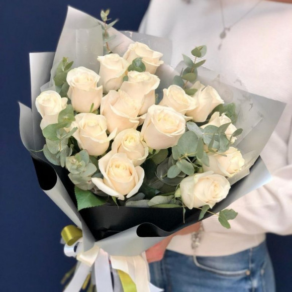 Букет 15 белых роз с эвкалиптом в Москве