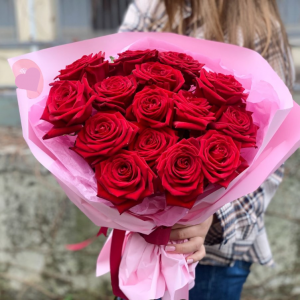 Букет 15 красных роз с розовой упаковкой