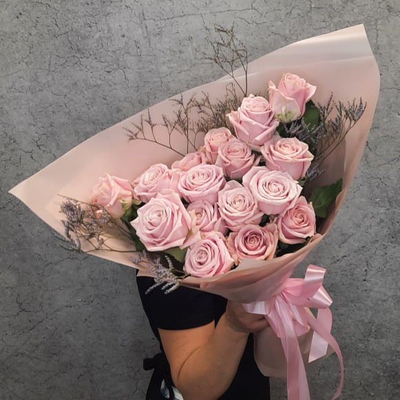 Букет 17 розовых роз с зеленью и оформлением в Москве