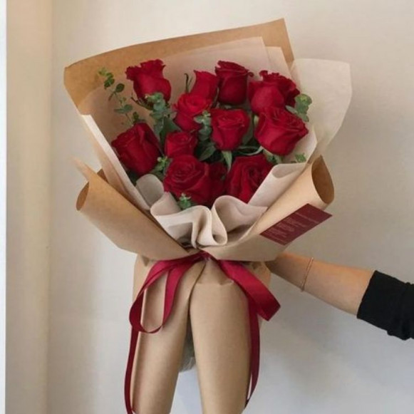 Букет 11 красных роз в двойной упаковке крафт в Москве