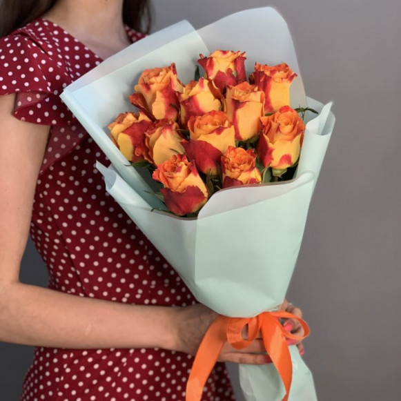 Букет 11 оранжево-красных роз с упаковкой в Москве