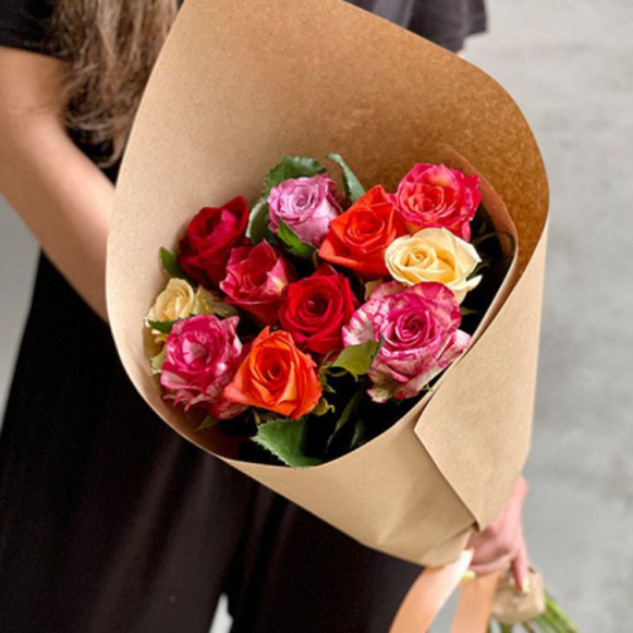 Букет 11 разноцветных роз в крафте в Москве