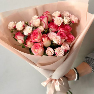 Сборный букет 15 кустовых и одноголовых роз с упаковкой
