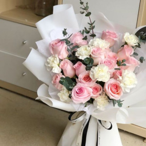 Букет 15 розовых роз с диантусами и упаковкой