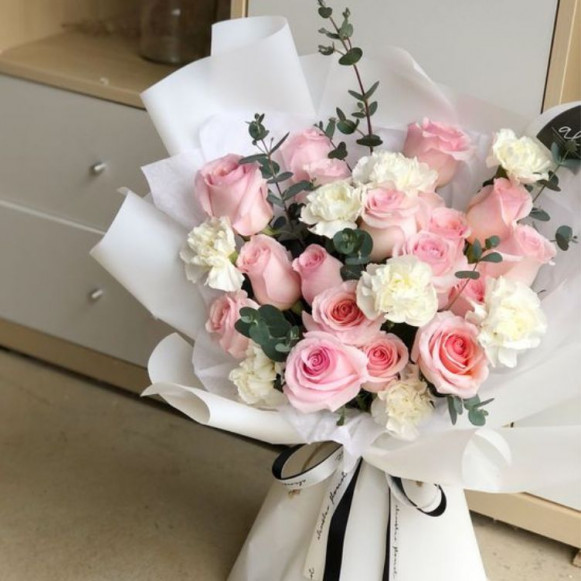 Букет 15 розовых роз с диантусами и упаковкой в Москве