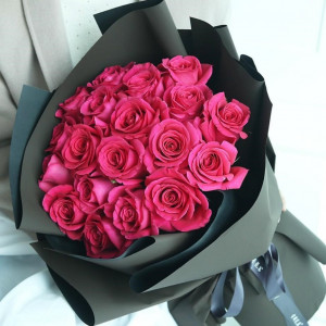 Букет 15 розовых роз с черной упаковкой