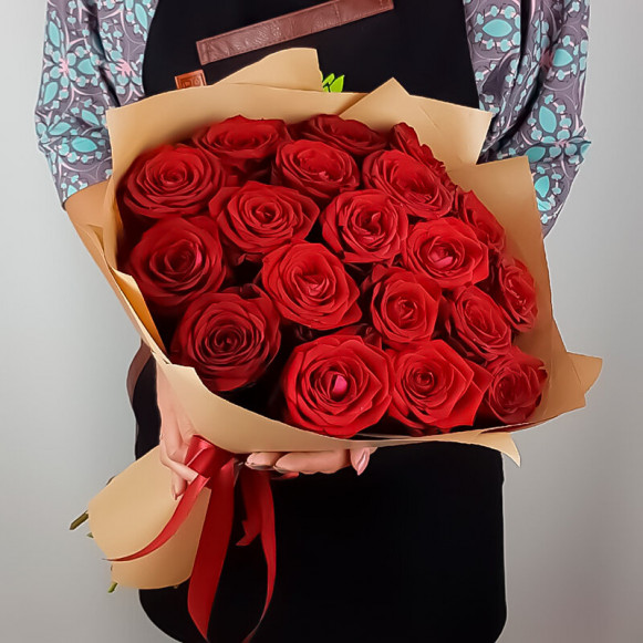 Букет 15 красных роз в крафте в Москве