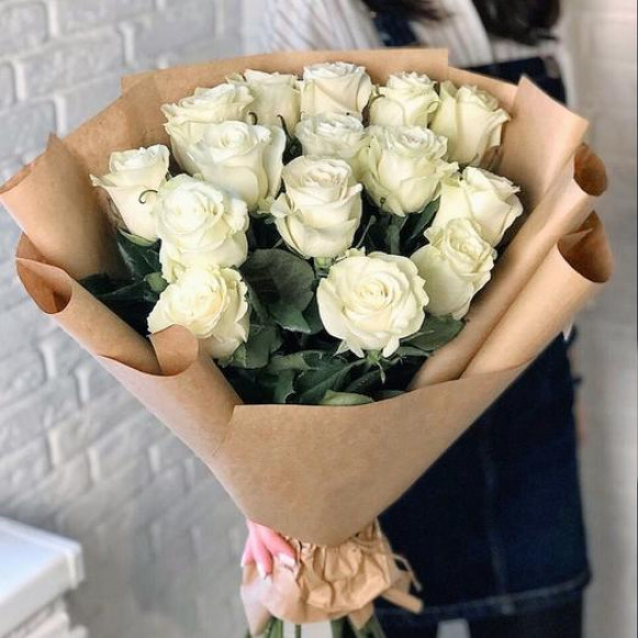 Букет 15 белых роз в крафтовой упаковке в Москве