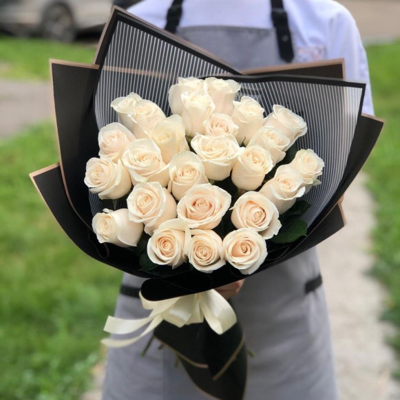 Букет 25 кремовых роз с темной упаковкой в Москве