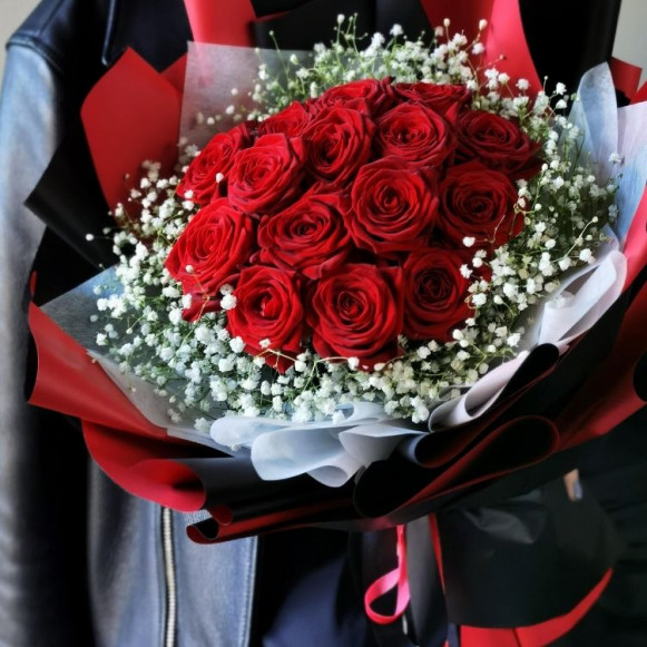 Букет 15 красных роз с гипсофилой и упаковкой в Москве