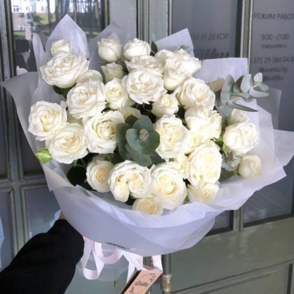 Букет 15 кустовых пионовидных роз с оформлением в Москве