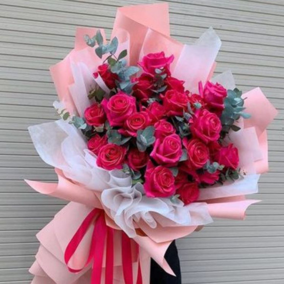 Яркий букет 19 розовых роз с зеленью и упаковкой в Москве