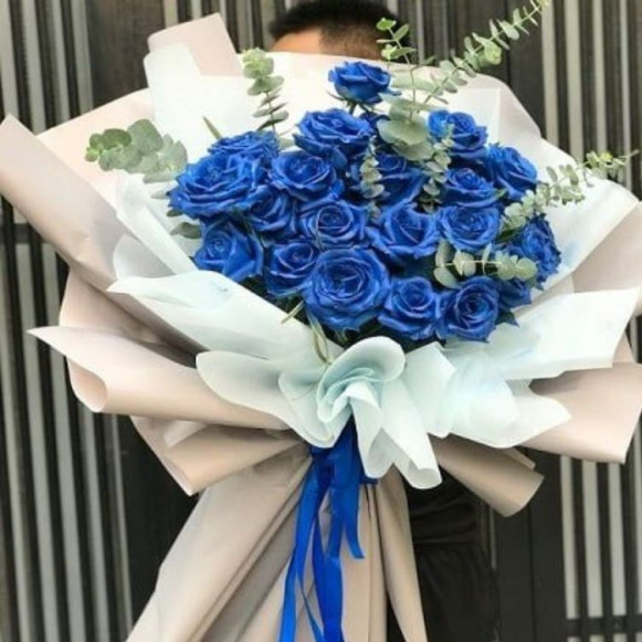 Букет 19 синих роз с эвкалиптом и упаковкой в Москве