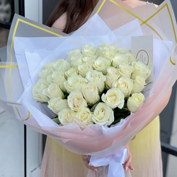 Букет 31 белая роза с красивой упаковкой в Москве