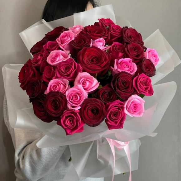 Букет 35 красных и розовых роз с упаковкой в Москве