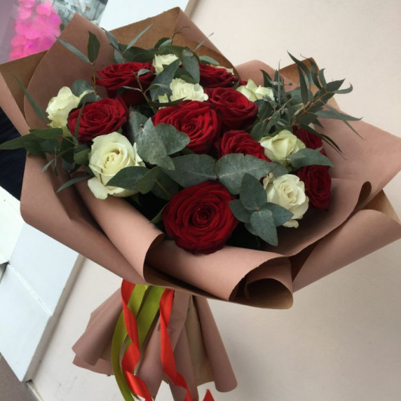 Букет 15 роз белые и красные с эвкалиптом в крафте в Москве