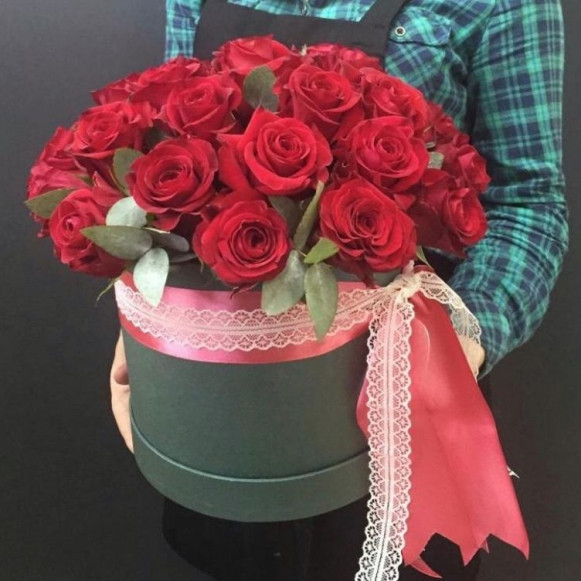 25 красных роз в черной коробке в Москве