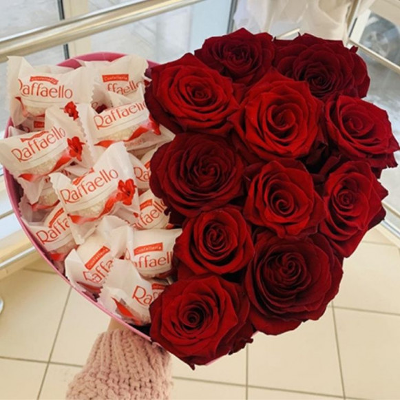 Коробка с красными розами и конфетами Рафаэлло в Москве