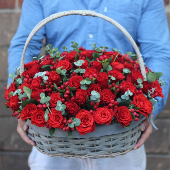Корзина 51 красная роза с зеленью и гиперикумом в Москве