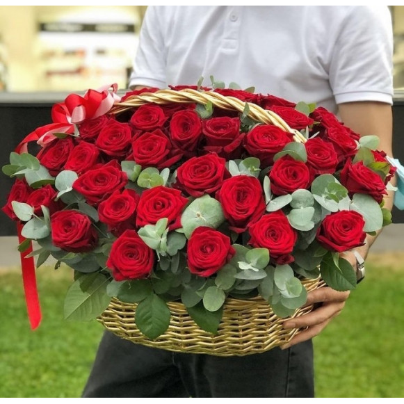 Корзина 51 красная роза с эвкалиптом в Москве