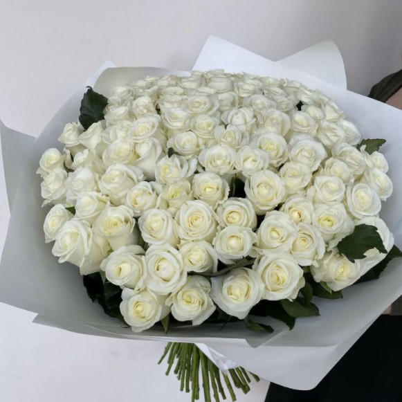Букет 101 белая роза с белой упаковкой в Москве