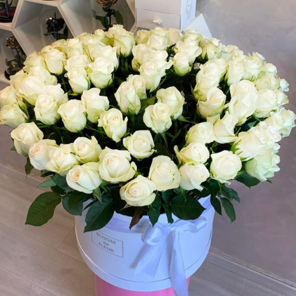 Белая коробка 101 белая роза с лентами в Москве
