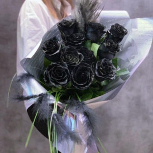 Стильный букет 11 черных роз с перьями и оформлением