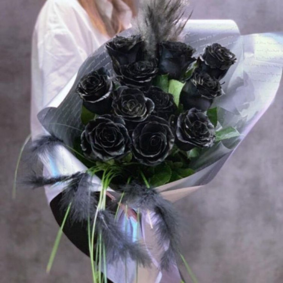 Стильный букет 11 черных роз с перьями и оформлением в Москве