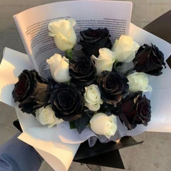 Букет 15 белых и черных роз с оформлением в Москве