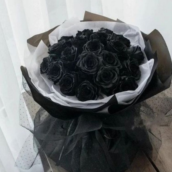 Букет 19 черных роз в бело-черной упаковке в Москве