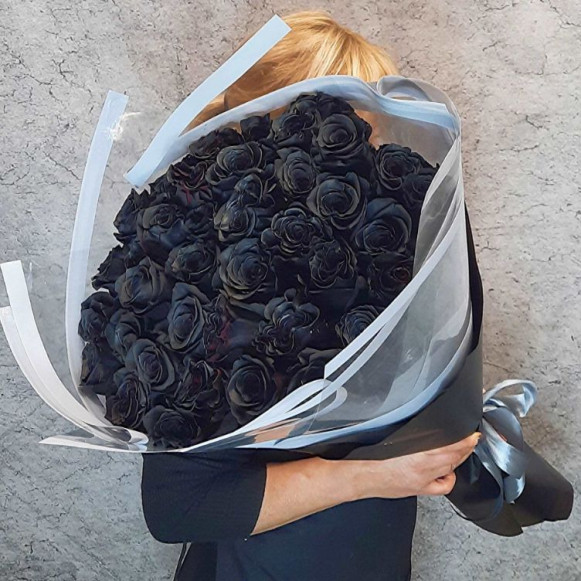 Букет 35 черных роз с упаковкой в Москве