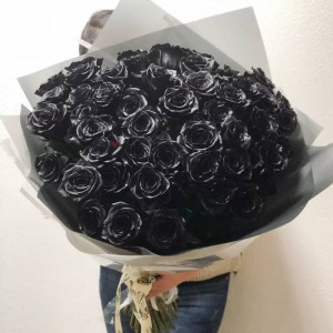 Букет 51 черная окрашенная роза с упаковкой