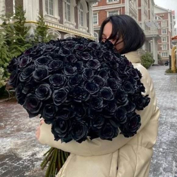 Букет 75 черных роз с лентами