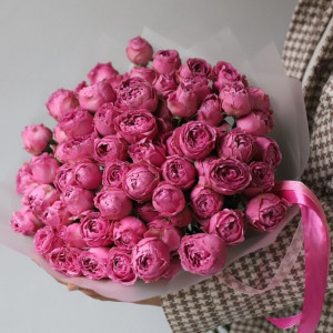 Букет 19 кустовых пионовидных роз с оформлением