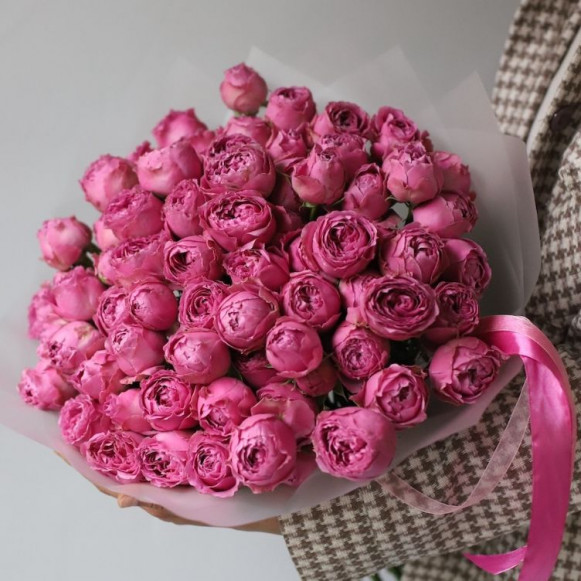 Букет 19 кустовых пионовидных роз с оформлением в Москве
