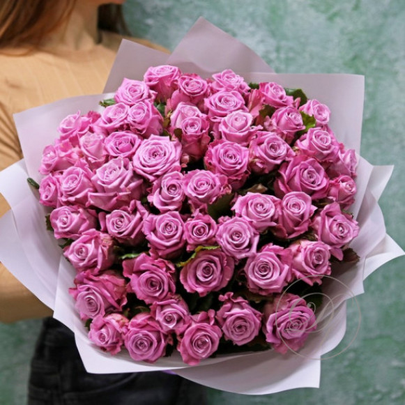 Букет 49 сиреневых роз с упаковкой в Москве