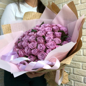 Букет 51 фиолетовая роза с пышным оформлением