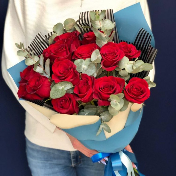 Букет 15 красных роз с эвкалиптом и упаковкой в Москве