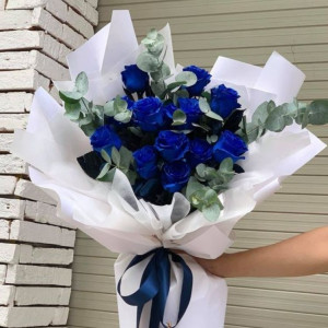 Букет 11 синих роз с эвкалиптом и белой упаковкой