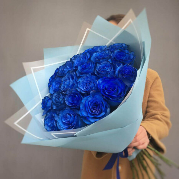 Букет 25 синих роз с голубой упаковкой в Москве
