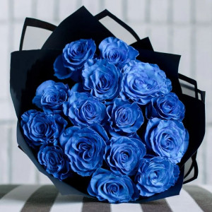 Букет 15 синих роз с контрастной упаковкой