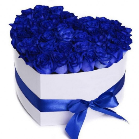 Коробка сердце 35 синих роз с лентами