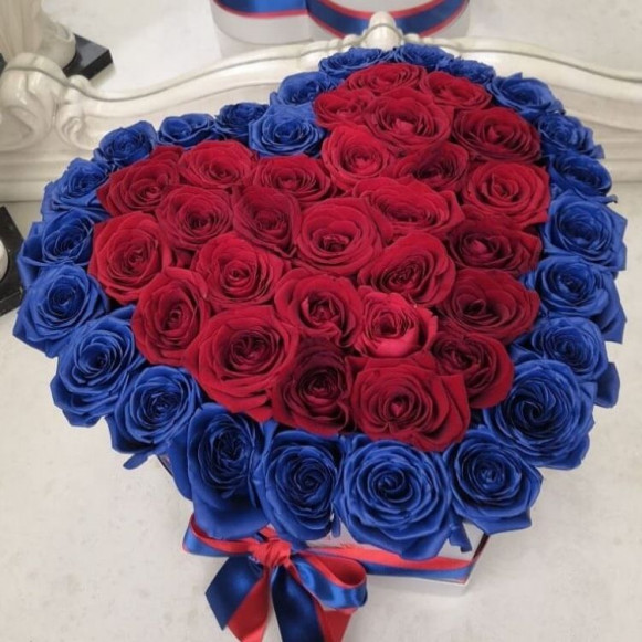 Сердце из красных и синих роз в коробке в Москве