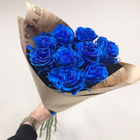 Букет 9 синих роз в крафте в Москве