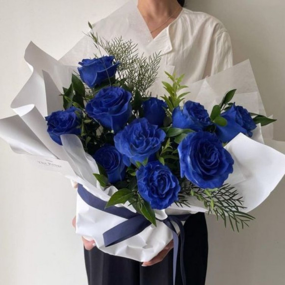Коробка 11 синих роз с оформлением